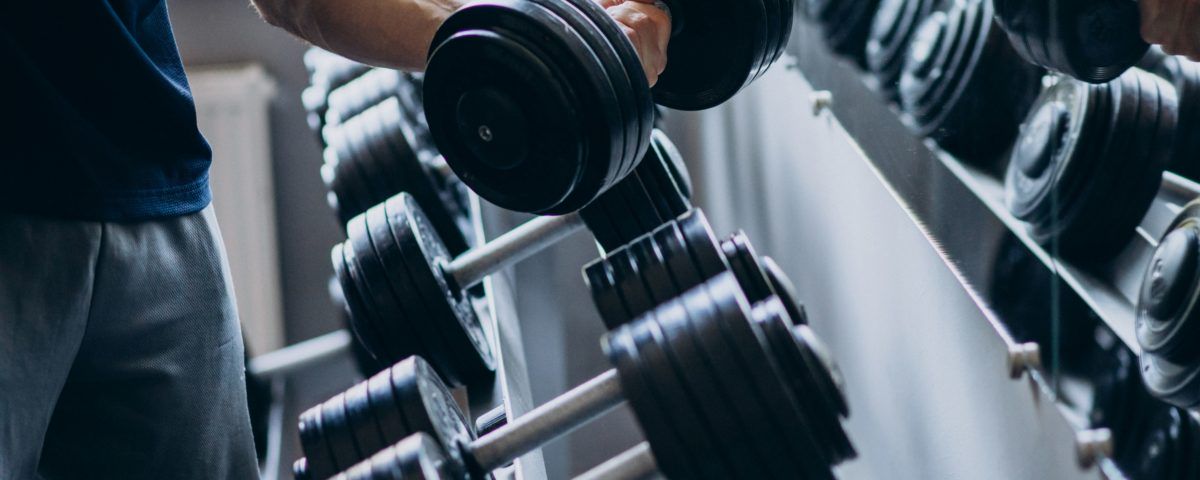 strong man training in gym 1200x480 - Tautologia czyli siła i moc